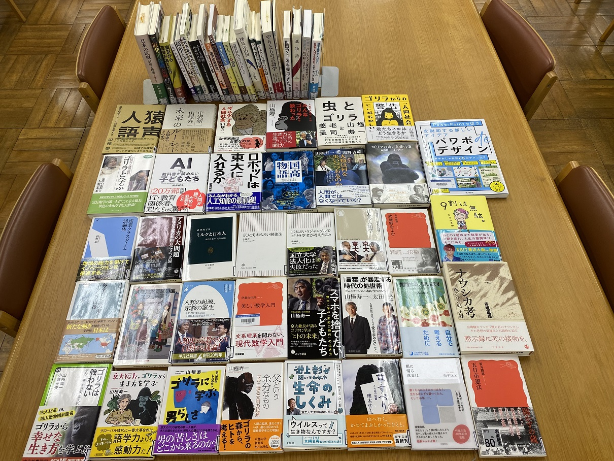 11.図書館から　「卒業生の本」コーナーをリニューアルしました 　写真１